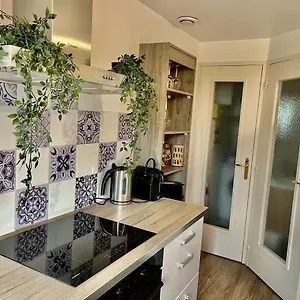 Le Petit , Jolie Maisonnette Terrasse Netflix Parking Prive Jeux De Societe , Bourg-en-Bresse France